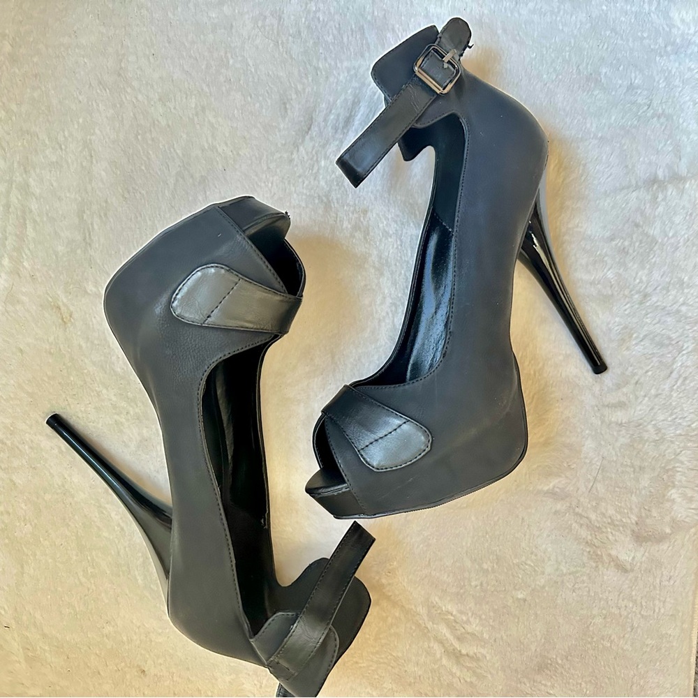 Liliana Black Open Toe Peep Toe 6” Stiletto Heels With Ankle Straps Size 10